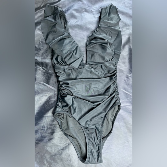 NWT J.Crew Size 4 Ruched ruffle one-piece swimsuit In Black - Picture 4 of 11